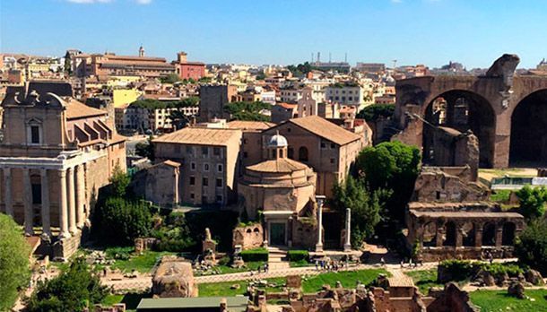tour in the roman forum ruins